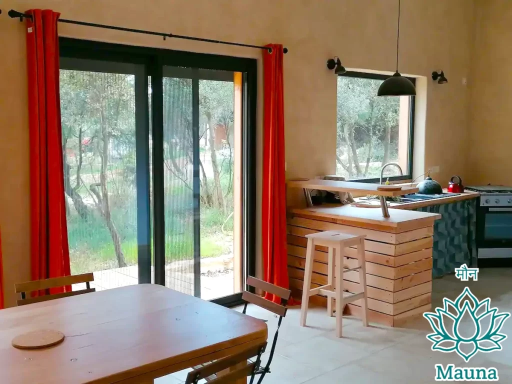 gîte à la ferme : salle à manger, cuisine et baies vitrées