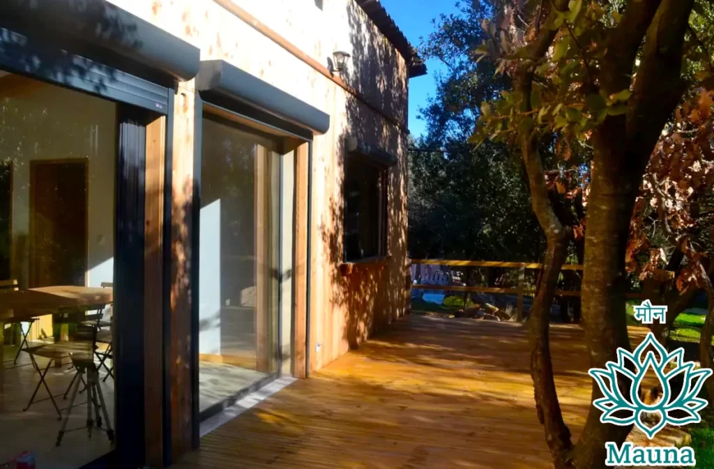 gîte à la ferme : baies vitrées, terrasse bois, cour-avant arborée
