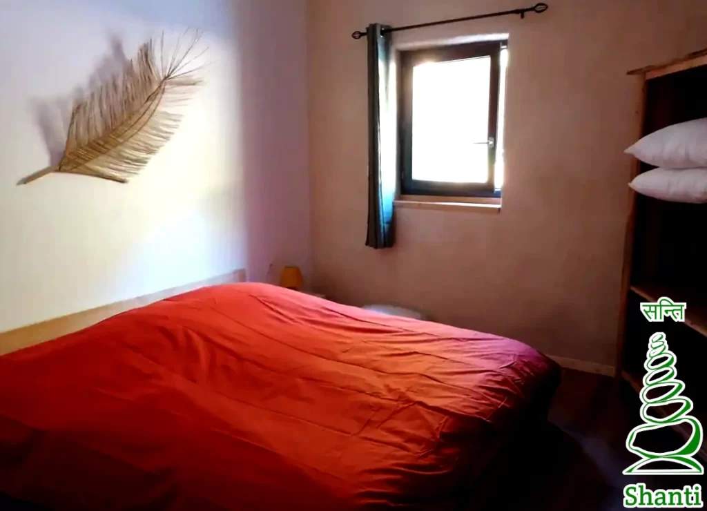 gite à la ferme : chambre avec un lit-double