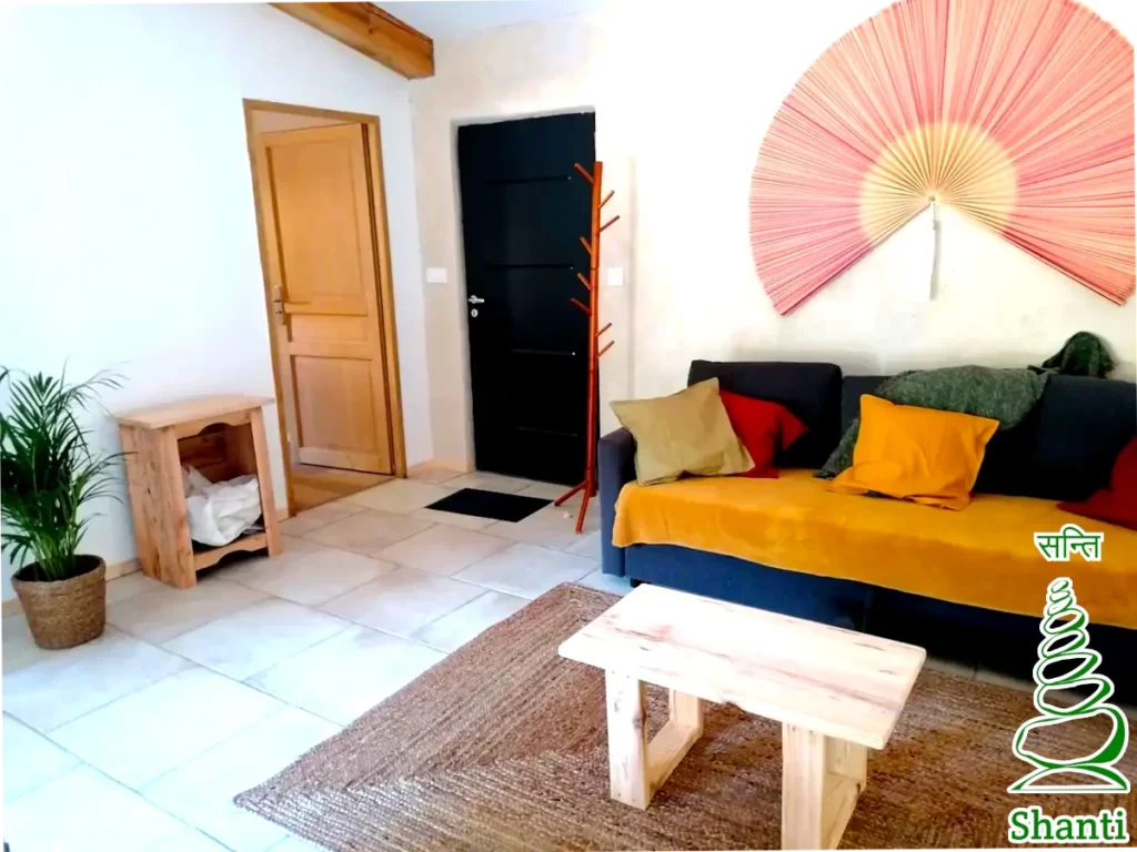 gîte à la ferme : salon et porte d'entrée