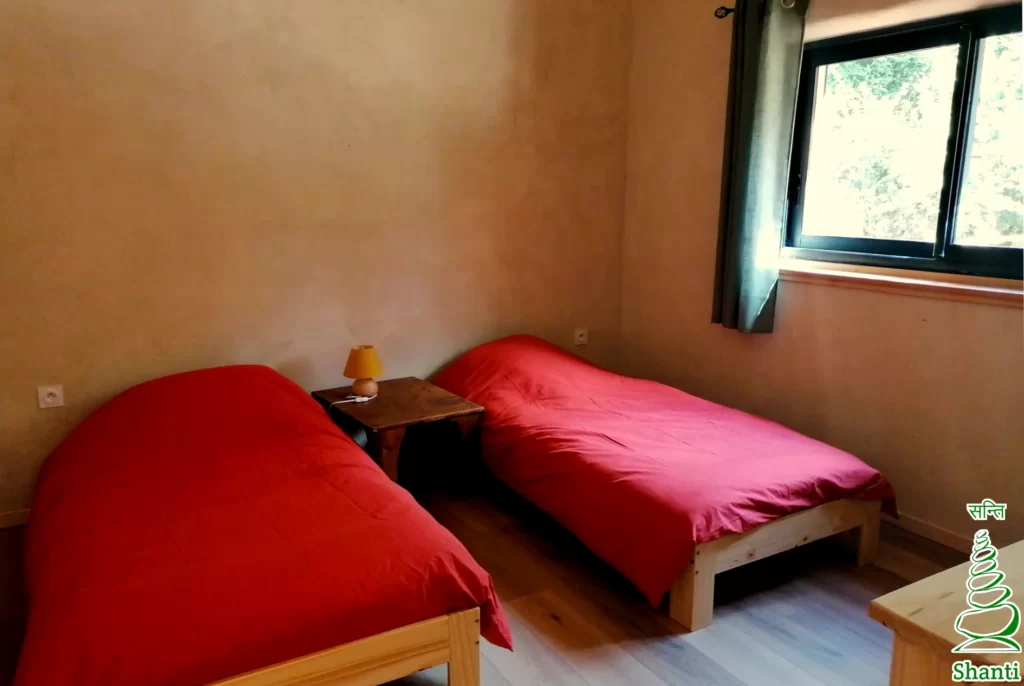 gîte à la ferme : chambre avec deux lits individuels