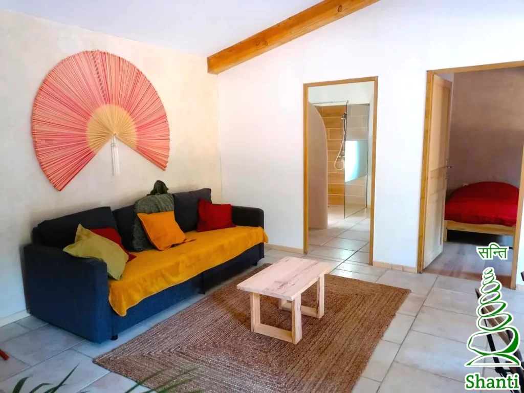 gîte à la ferme : salon, salle de bains et chambre