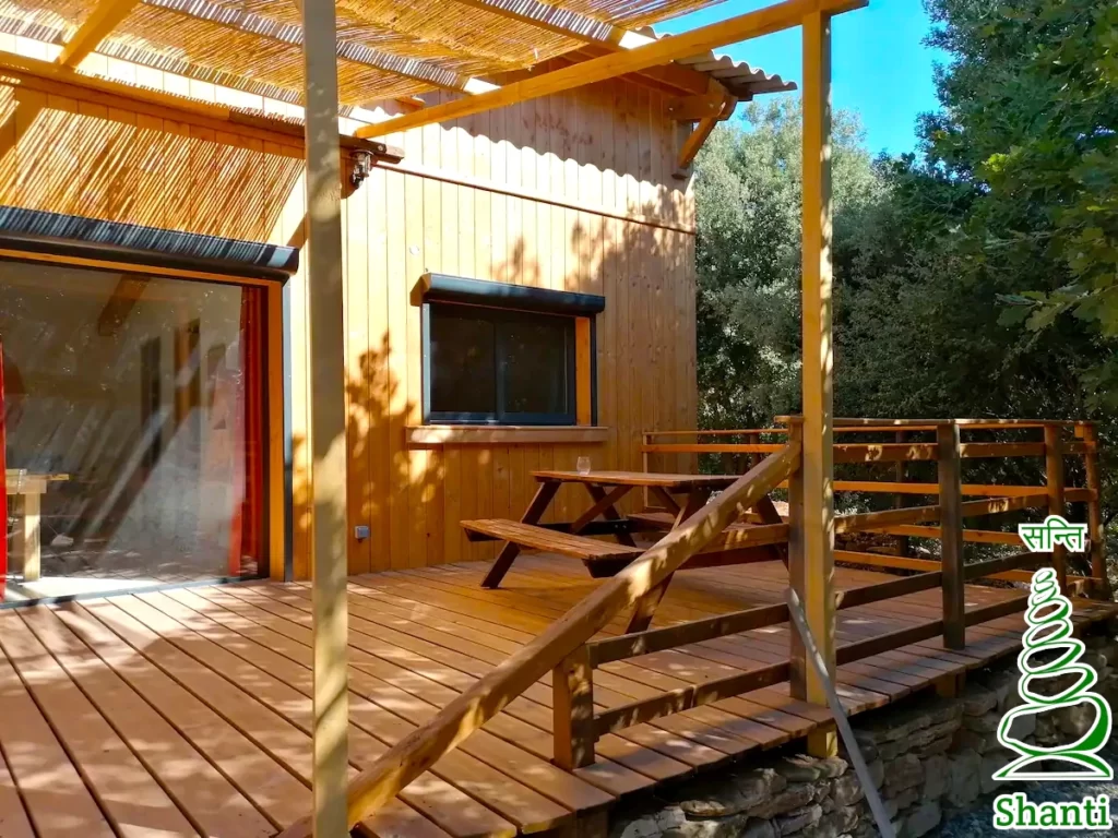 gîte à la ferme : vue sur la terrasse et la table en bois