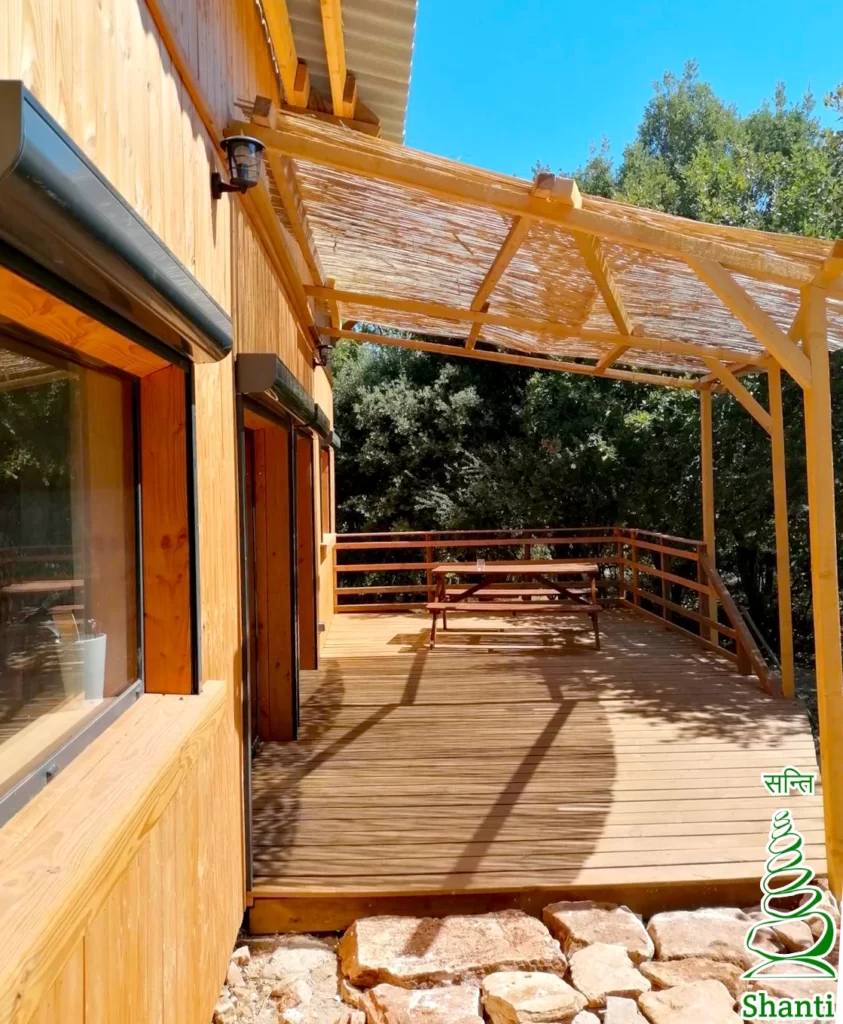 gite à la ferme : vue extérieure, terrasse en bois